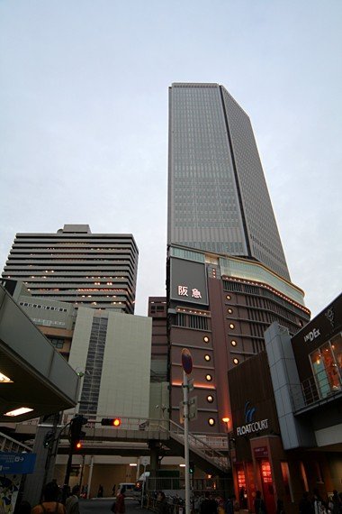 近畿酒店 (Kinki Hotel) 位於梅田站，從阪急百貨走到路面，大概步行7-8分鐘。