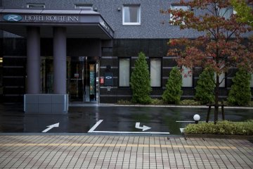 <p>ทางเข้าหลักของโรงแรมรูธ อินน์ในซากะ เอกิมาเอะ</p>