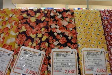 For example, a design of a Japanese apricot flower I found was very nice. I liked this fabric’s color and touch.