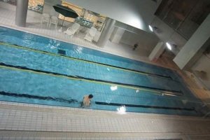２５メートル３コースの温水プールは公認プール。写真下のレーンは水中歩行専用