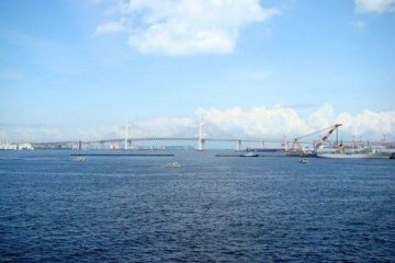 站在大さん桥埠头上眺望横滨大桥