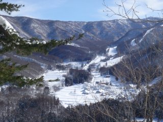 Nhìn về khu nghỉ dưỡng trượt tuyết Hodaigi từ phía bên kia thung lũng