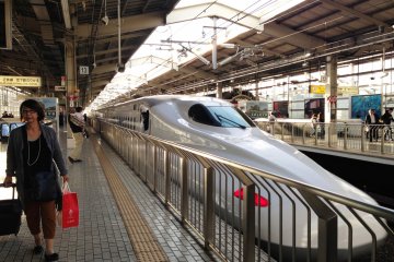 <p>El tren bala Shinkansen en la estaci&oacute;n de Kyoto</p>