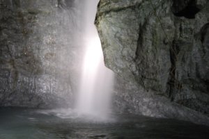 น้ำตกเท็น โน อิวะโดะถ่ายภาพจากทางเข้าช่องหิน