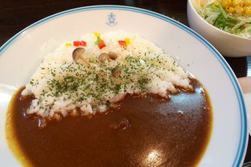 Yokosuka Curry and Rice with side salad, ¥1,200