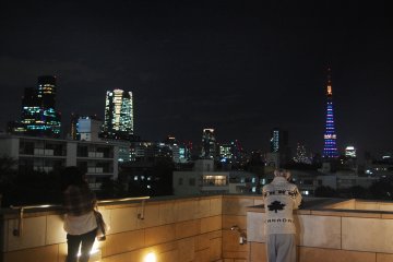 Enjoying the night view of Tokyo skyline