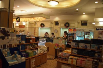 ร้านฮิมาวาริ ที่นี่มีขนมปังน่ารักๆ ที่เป็นเหมือนกับร้านขายของที่ระลึก