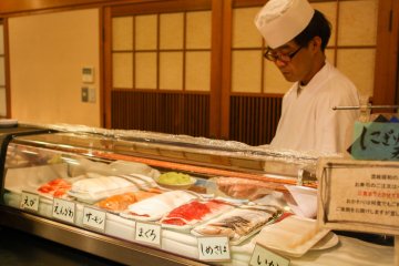 <p>เลือกปลาที่คุณชอบและพ่อครัวจะปรุงซาชิมิสดใหม่ให้คุณ</p>