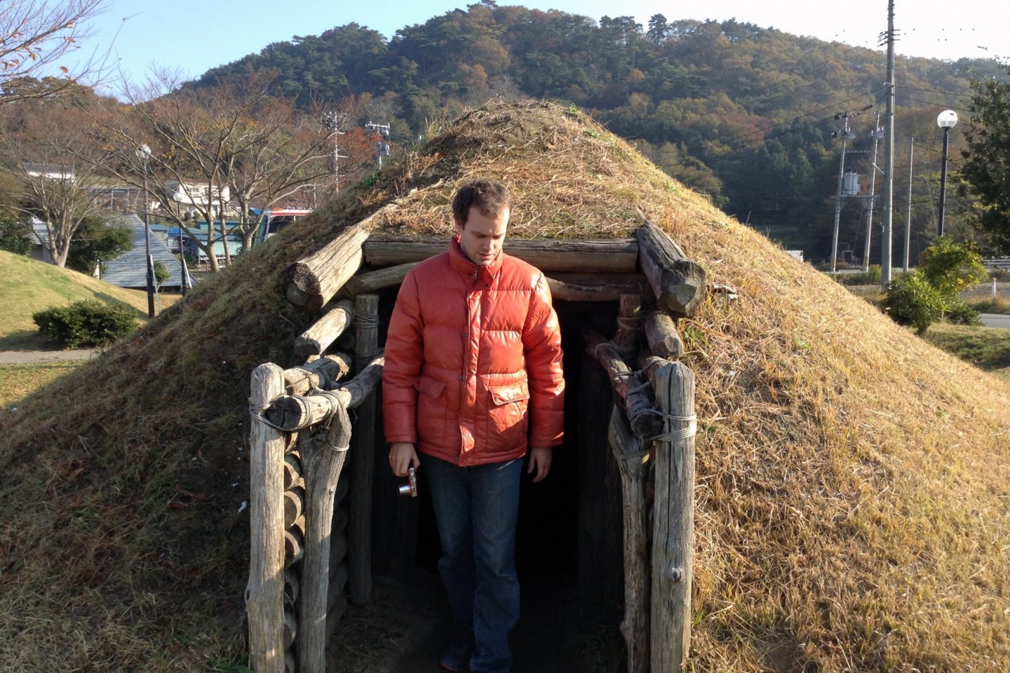In front of the Okumatsushima Jomon Village Museum are recreated Jomon dwellings. Feel free to look inside!