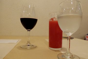 <p>ไวน์แดง น้าส้มสีเลือด(คั้นจากส้มสายพันธุ์Blood Orangesซึ่งมีสีแดงเข้มคล้ายเลือด) และน้ำเปล่า</p>