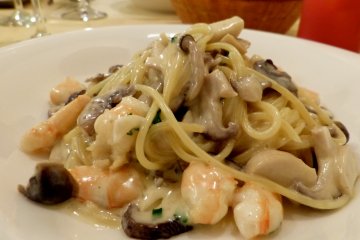 Pasta with mushroom, shrimp in cream sauce
