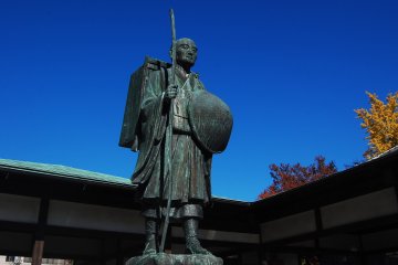 <p>รูปปั้นของโคบายาชิ ชูโซ &quot;อาจารย์หนุ่ม&quot;</p>