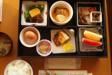 <p>เมนูมื้อเช้าญี่ปุ่นมาพร้อมกับเครื่องเคียงมากมาย ทั้งไข่ดิบ นัตโตะ ข้าว ปลาแมคเคอเรล ซุปมิโสะ และผลไม้</p>