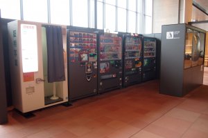 Even the&nbsp;vending machines corner look so modern and colour-coordinated.