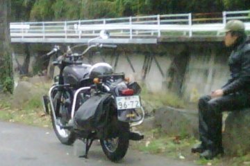 <p>古いカワサキのバイクは、菊池近くの田舎を旅するのに最適だ</p>