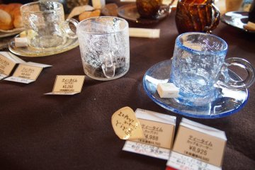 <p>These glass cups are made from a special glass that splinters beautifully within.&nbsp;</p>