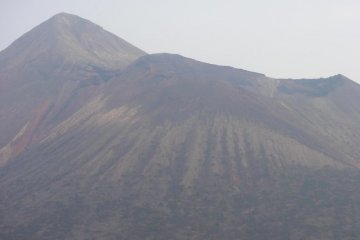 Вершина горы Такатихо вдалеке