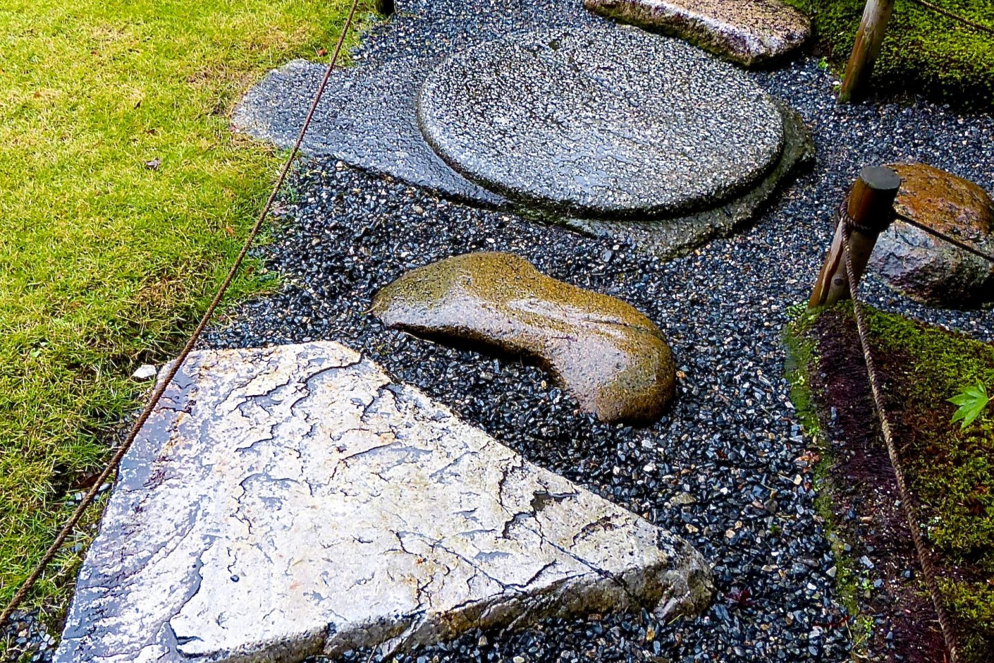 Caminho de pedras disposto num padrão geométrico