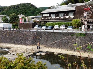 Make your own way to Tsunagi Onsen on the pebble causeway