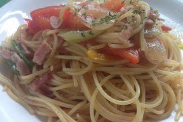 <p>Bell pepper and bacon pasta in a spicy garlic sauce offered recently as a lunch special for 850 yen; the set included garlic bread salad and a soft drink</p>