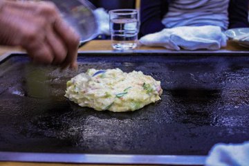 Cooking the okonomiyaki