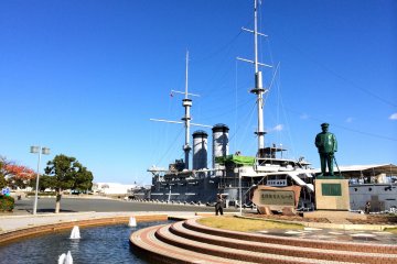 <p>พลเรือเอกHeihachiro Togo ซึ่งผู้บัญชาการทหารสูงสุดในสงครามรัสเซีย-ญี่ปุ่นในปี 1904-1905 และอนุสรณ์เรือรบมิกาซา</p>
