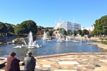 <p>An elderly couple enjoys the relaxing view of the&nbsp;water fountain show at Mikasa Park</p>