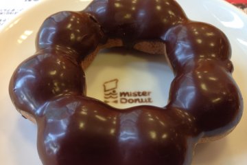 Ponde rings는 여기에 나와있는 초콜릿 덮여 케이크 도너츠와 마찬가지로 미스터 도넛의 가장 인기있는 제품입니다.