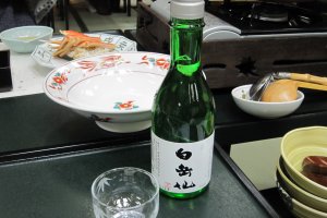 食事のお供には福井の名酒、白岳仙を選んだ