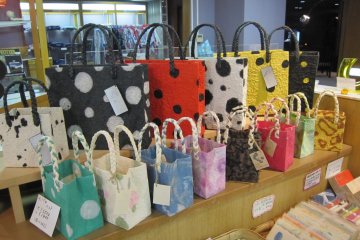 There were fancy bags made of Echizen Washi (paper) at the souvenir shop