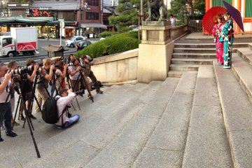 Photographers taking photos of models wearing kimonos rented from Yume Kyoto at Yasaka Shrine, Kyoto