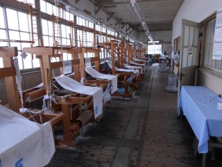 Weaving machines for training purposes