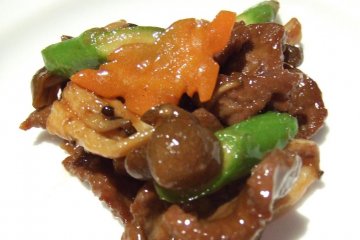 Beef and vegetables are sautéed with oyster sauce.