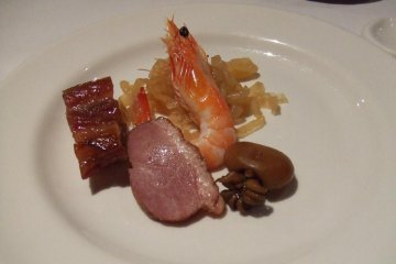 All courses start with hors d’oeuvre such as grilled shrimp and pork, flavored jellyfish and steamed octopus.