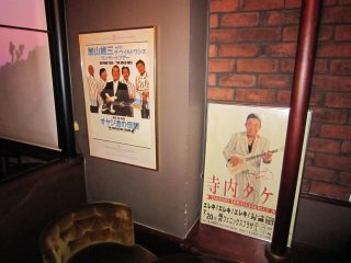 日本のグループサウンズバンドのポスターがあちこちに貼ってある