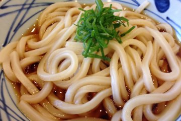 <p>This is the regular size Bukkake Udon for 280 yen, shown here hot&nbsp;in a light sauce with green onions</p>