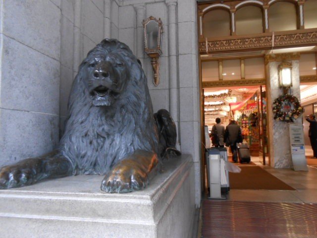 Статуя льва слева от входа в торговый центр