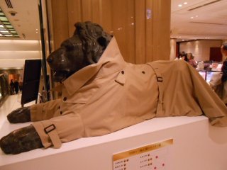 Статуя на первом цокольном этаже даже служит моделью для нового пальто