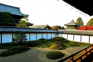 Taman Selatan: Lima bukit kecil melambangkan lima kuil penting Zen
