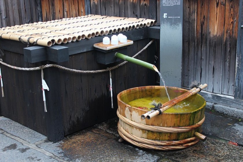 この井戸は昭和３６年に新しく掘りなおしたもので、地下５０メートルからの水は現在でも隣接する酒蔵で使われている