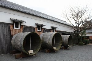 江戸の昔に使われた大酒桶。老舗だけにこうした古い道具がたくさん残っています