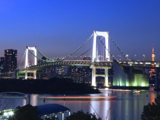 Lần này, tòa tháp chỉ làm nền phía sau cầu Cầu Vồng ở Odaiba