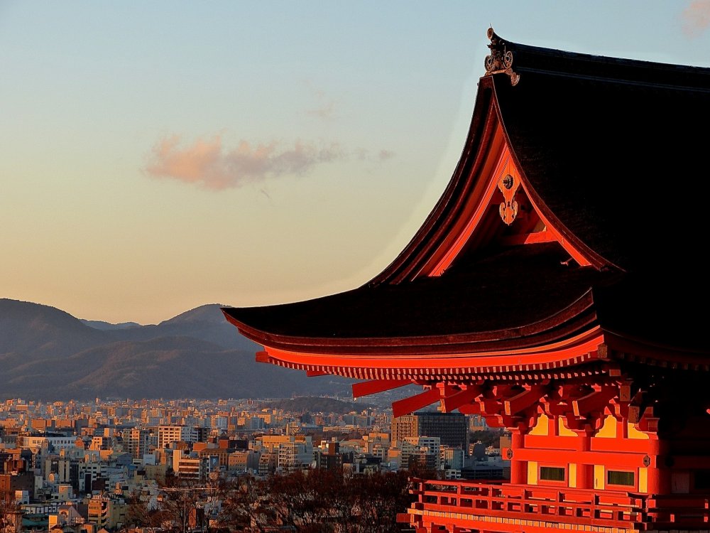 Mái cổng Nio-mon và thành phố Kyoto từ gần cổng Sai-mon