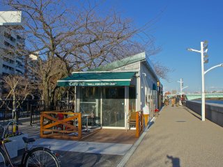 Hai quán cà phê, Tully's Coffee và Cafe W.E vừa mới mở ở công viên Sumi