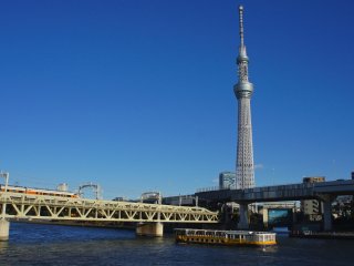 A lucky snap when&nbsp;I was able to&nbsp;shoot both, the ship passing by and the Spacia&nbsp;Line train leaving Asakusa&nbsp;Station and&nbsp;heading&nbsp;towards Nikko.