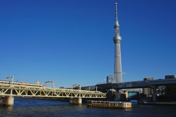 <p>A lucky snap when&nbsp;I was able to&nbsp;shoot both, the ship passing by and the Spacia&nbsp;Line train leaving Asakusa&nbsp;Station and&nbsp;heading&nbsp;towards Nikko.</p>