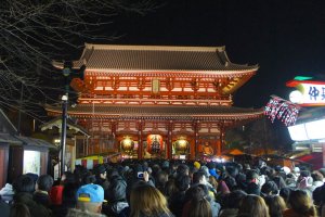 Crowds, prominently young couples, line up every year, and although most shops in the lane leading to the shrine are closed, a couple of shops do operate selling freshly prepared&nbsp;manju (Japanese dough buns, filled with sweet bean paste).