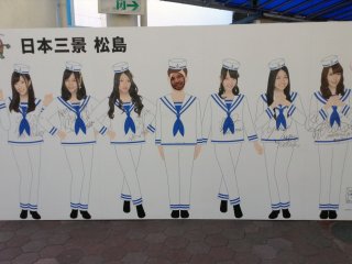 Một số thành viên AKB48 (một nhóm nhạc nữ nổi tiếng) có thể được tìm thấy xung quanh Matsushima trên tờ rơi và áp phích để thúc đẩy du lịch. Nhưng chờ đã! Một trong những cô gái này khác với những cô gái khác.