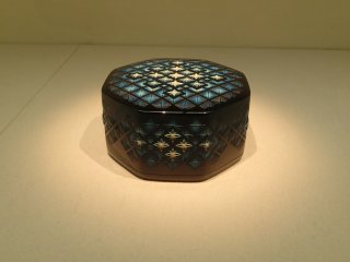 Beautifuly detailed lacquered box