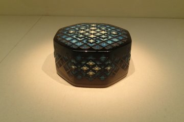 <p>Beautifuly detailed lacquered box</p>